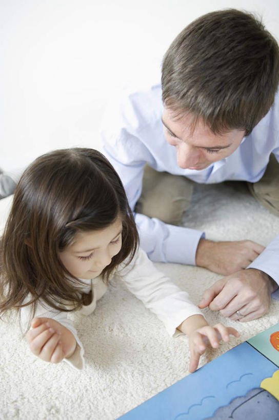 西方人,儿童,中年人,两个人,家庭,父亲,女儿,坐,竖图,俯视,室内,白天,纯洁,桌子,欧洲,欧洲人,阴影,服装,反射,影子,墙,注视,休闲装,墙壁,墙面,小孩,衣服,低头,观察,看,休闲,温暖,温馨,父女,一家人,休闲服,父爱,可爱,童年,童趣,服饰,观看,教导,和睦,察看,关注,童真,烂漫,无邪,辅导,垂头,天真,男人,男性,女孩,中年男性,白种人,孩子,坐着,半身,彩图,高角度拍摄,融洽,女生