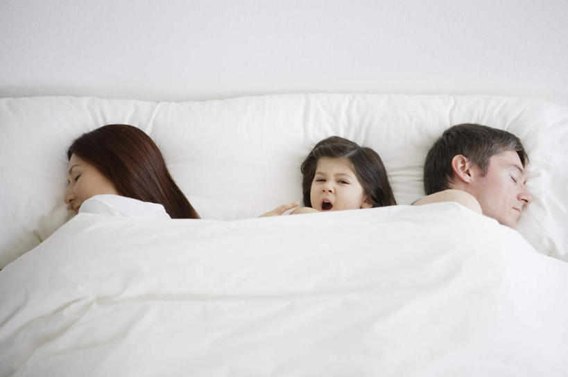 东方人,西方人,儿童,中年人,三个人,家庭,夫妻,母亲,父亲,女儿,躺,闭眼,睡,横图,俯视,室内,白天,爱情,纯洁,床,靠垫,卧室,欧洲,欧洲人,亚洲,阴影,反射,影子,墙,床单,靠枕,浪漫,黄种人,被子,墙壁,墙面,小孩,白色,垫子,枕头,张嘴,温暖,温馨,父女,母女,三口之家,一家人,恩爱,父爱,可爱,母爱,童年,童趣,恋人,单人床,和睦,被单,张大嘴巴,童真,烂漫,无邪,呵欠,卧着,天真,男人,男性,女孩,女人,女性,中年男性,中年女性,白种人,亚洲人,孩子,夫妇,情侣,张开嘴,闭眼睛,闭着眼,闭着眼睛,困,困觉,寝息,睡觉,躺着,卧,半身,彩图,高角度拍摄,睡房,卧房,伴侣,融洽,女生