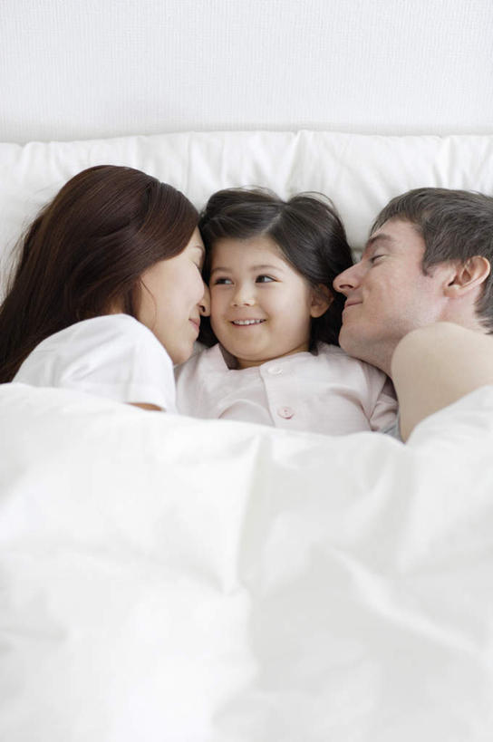 东方人,西方人,儿童,中年人,三个人,家庭,夫妻,母亲,父亲,女儿,躺,笑,吻,微笑,露齿笑,竖图,俯视,室内,白天,爱情,纯洁,床,靠垫,卧室,欧洲,欧洲人,亚洲,阴影,反射,影子,墙,床单,靠枕,浪漫,注视,黄种人,被子,墙壁,墙面,小孩,白色,垫子,枕头,观察,看,张嘴,温暖,温馨,父女,母女,三口之家,一家人,恩爱,父爱,可爱,母爱,童年,童趣,恋人,单人床,观看,和睦,察看,被单,关注,张大嘴巴,童真,烂漫,无邪,呵欠,卧着,天真,男人,男性,女孩,女人,女性,中年男性,中年女性,白种人,亚洲人,孩子,夫妇,情侣,张开嘴,亲,亲吻,躺着,卧,半身,彩图,高角度拍摄,睡房,卧房,伴侣,融洽,女生