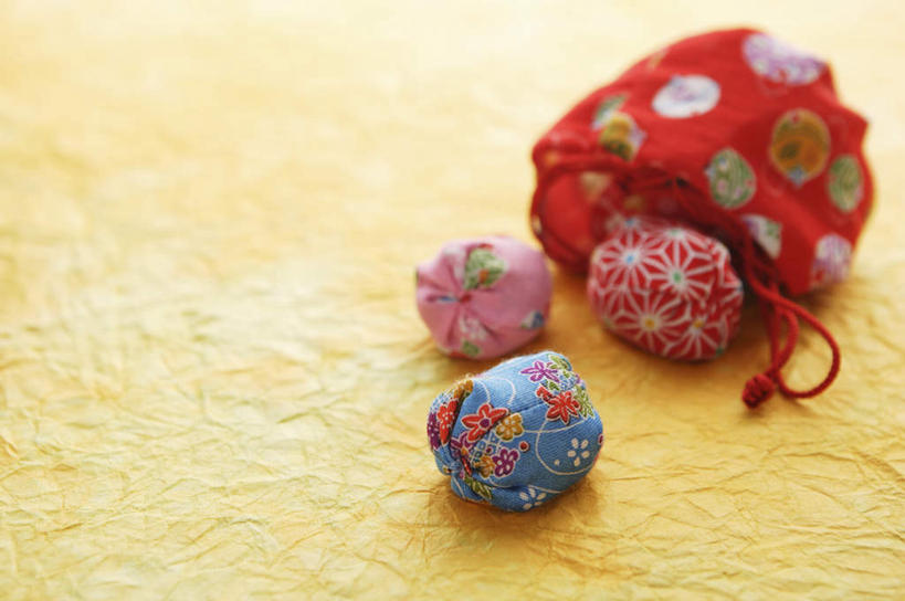 无人,横图,俯视,室内,特写,白天,静物,袋子,阴影,花纹,反射,包装,包装纸,布,图案,影子,纸,纸张,布纹,手袋,黄色,布匹,香囊,包装材料,糯米纸,彩图,高角度拍摄