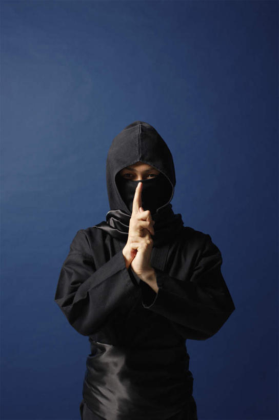 东方人,一个人,站,竖图,室内,白天,正面,民族服装,技术,亚洲,仅一个男性,仅一个人,蓝色背景,服装,头巾,注视,黄种人,仅一个年轻男性,衣服,黑色,观察,看,站着,遮,遮掩,摄影,服饰,影棚,观看,察看,掩盖,遮挡,衣着,穿着,关注,间谍,忍者,忍术,遮盖,掩饰,衣饰,杀手,男人,男性,年轻男性,亚洲人,站立,半身,彩图,影棚拍摄,传统服装,民俗服,拍摄,格斗术,武道,武技,隐身术,隐术