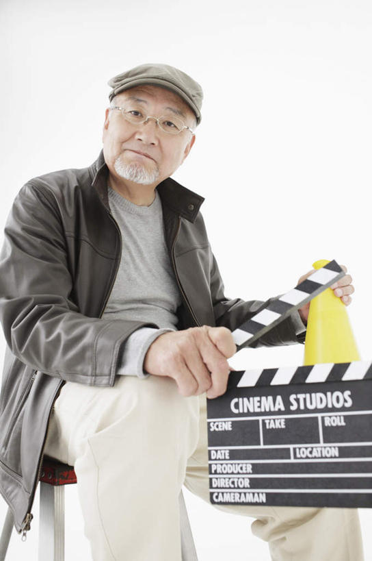 东方人,胡须,一个人,坐,竖图,室内,白天,白色背景,正面,帽子,椅子,亚洲,仅一个男性,仅一个人,一副,握,服装,工具,眼镜,拿,拿着,注视,休闲装,黄种人,喇叭,运动帽,衣服,黄色,话筒,观察,看,仅一个老年男性,休闲,休闲服,鸭舌帽,握着,摄影,服饰,影棚,观看,老花镜,察看,关注,传声筒,场记板,场记打板,场记牌,导演板,电影打板,电影工具,远视眼镜,老年男性,男人,男性,亚洲人,胡子,络腮胡,坐着,半身,彩图,影棚拍摄,拍摄,电影