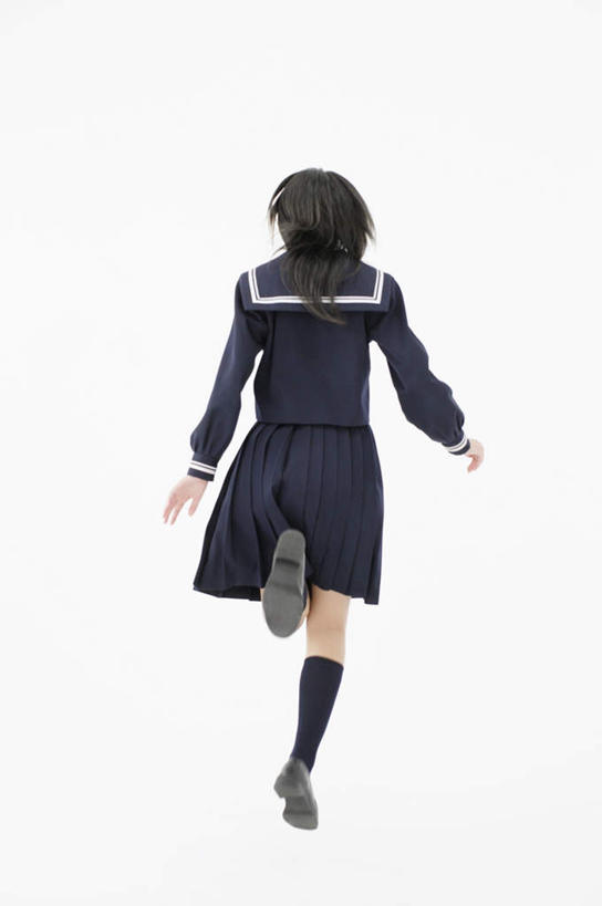 东方人,一个人,学生,跑,跳,竖图,室内,白天,白色背景,制服,锻炼,运动,亚洲,仅一个年轻女性,仅一个女性,仅一个人,服装,黄种人,背面,校服,摄影,影棚,水手服,学生服,体育,年轻女性,女人,女性,亚洲人,跑步,跳跃,彩图,全身,影棚拍摄,健身,拍摄,女生校服,女子校服,日本校服,水兵服