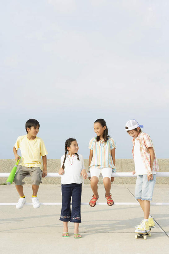 东方人,儿童,四个人,伙伴,朋友,栏杆,站,坐,笑,说,微笑,露齿笑,竖图,室外,白天,正面,讨论,友谊,纯洁,滚轴溜冰,海浪,海洋,沙滩,帽子,亚洲,阴影,服装,光线,沙子,影子,海岸,浪花,云,云朵,围栏,沙地,云彩,注视,休闲装,黄种人,运动帽,护栏,小孩,衣服,蓝色,白云,蓝天,天空,阳光,海水,天,观察,看,站着,休闲,休闲服,鸭舌帽,可爱,童年,童趣,服饰,晴朗,观看,察看,关注,海景,童真,烂漫,无邪,滑旱冰,轮滑运动,交流,天真,友情,轮滑,男孩,男人,男性,女孩,女人,女性,亚洲人,大海,风浪,海,海水的波动,海滩,近岸浪,涌浪,晴空,沟通,讲话,交谈,商讨,说话,谈话,站立,坐着,彩图,全身,男生,女生