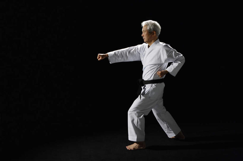 东方人,一个人,站,举,横图,室内,白天,侧面,锻炼,运动,武术,亚洲,仅一个男性,仅一个人,黑色背景,服装,注视,黄种人,衣服,白色,观察,看,托,站着,仅一个老年男性,摄影,服饰,影棚,观看,察看,衣着,穿着,关注,搏击,空手道,衣饰,体育,老年男性,男人,男性,亚洲人,举起,举手,举着,向上举,向上伸,向上托,站立,彩图,全身,影棚拍摄,健身,拍摄,空手,唐手,武道,练功服