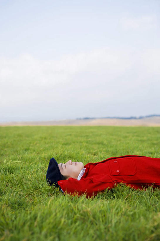 东方人,一个人,躺,闭眼,睡,竖图,室外,白天,侧面,草地,草坪,植物,亚洲,仅一个男性,仅一个人,抱头,服装,地平线,云,云朵,辽阔,地面,云彩,休闲装,黄种人,草,仅一个年轻男性,衣服,红色,蓝色,绿色,白云,蓝天,天空,天,休闲,广阔,休闲服,服饰,晴朗,一望无际,延伸,天地相交,捧首,捧头,无边无际,一马平川,卧着,男人,男性,年轻男性,亚洲人,晴空,闭眼睛,闭着眼,闭着眼睛,困,困觉,寝息,睡觉,躺着,卧,半身,彩图