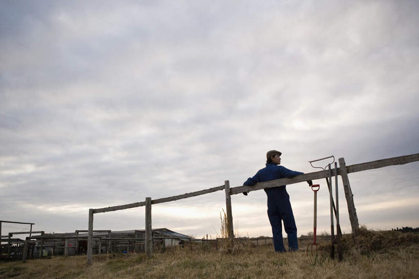 东方人,一个人,栏杆,站,横图,室外,白天,仰视,工作服,制服,日落,帽子,金属制品,亚洲,仅一个男性,仅一个人,阴影,光线,金属,工具,影子,栅栏,篱笆,晚霞,霞光,落日,围栏,注视,黄种人,运动帽,护栏,仅一个年轻男性,阳光,黄昏,观察,看,靠,靠着,站着,鸭舌帽,彩霞,观看,张开双腿,挖掘,察看,锄,锄头,关注,农具,耕具,工作制服,开掘,夕照,展开双腿,发掘,开垦,男人,男性,年轻男性,亚洲人,夕阳,站立,彩图,低角度拍摄,全身,工作套服,斜阳,伸展双腿