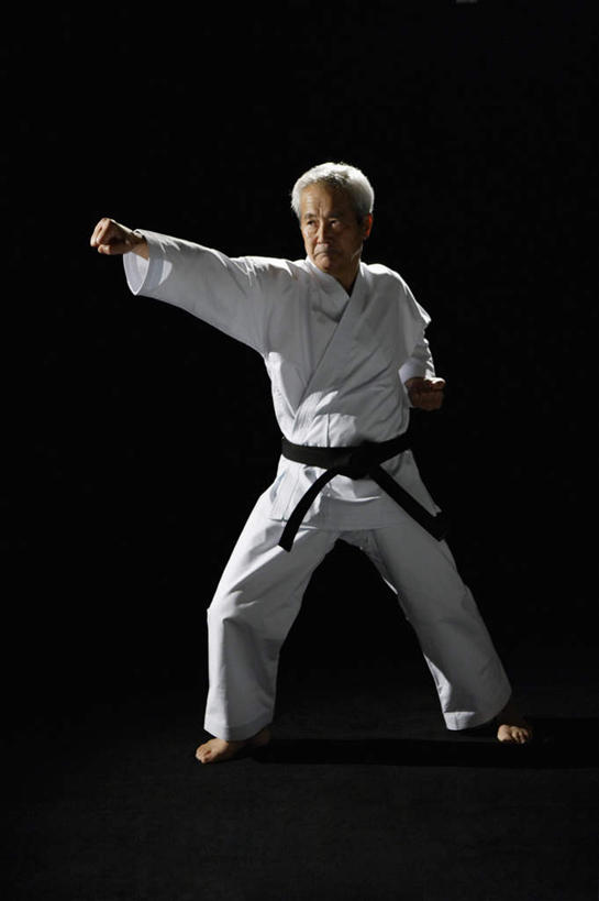 东方人,一个人,站,举,竖图,室内,白天,正面,锻炼,运动,武术,亚洲,仅一个男性,仅一个人,阴影,黑色背景,服装,反射,影子,注视,黄种人,光脚,衣服,白色,观察,看,托,站着,仅一个老年男性,赤脚,摄影,服饰,影棚,观看,察看,衣着,穿着,关注,搏击,空手道,衣饰,体育,老年男性,男人,男性,亚洲人,举起,举手,举着,向上举,向上伸,向上托,站立,彩图,全身,影棚拍摄,健身,拍摄,空手,唐手,武道,练功服