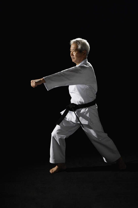 东方人,一个人,站,蹲,举,竖图,室内,白天,侧面,锻炼,运动,武术,亚洲,仅一个男性,仅一个人,阴影,黑色背景,服装,反射,影子,注视,黄种人,光脚,衣服,白色,观察,看,托,站着,仅一个老年男性,赤脚,摄影,服饰,影棚,观看,察看,衣着,穿着,关注,搏击,空手道,衣饰,体育,老年男性,男人,男性,亚洲人,蹲着,举起,举手,举着,向上举,向上伸,向上托,站立,彩图,全身,影棚拍摄,健身,拍摄,空手,唐手,武道,练功服