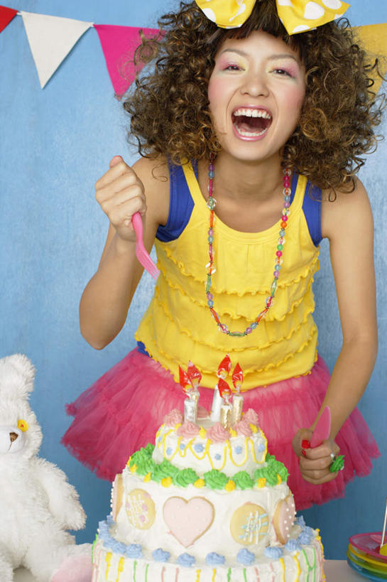 点心,东方人,一个人,站,笑,微笑,露齿笑,竖图,室内,白天,正面,餐桌,桌子,餐具,旗帜,蜡烛,项链,亚洲,仅一个年轻女性,仅一个女性,仅一个人,握,阴影,蓝色背景,服装,反射,光线,叉子,火焰,影子,烛光,食品,燃烧,注视,休闲装,黄种人,文化,旗子,装饰品,食物,糕点,衣服,饰品,首饰,生日蛋糕,点燃,观察,看,祈祷,站着,休闲,休闲服,握着,许愿,摄影,服饰,影棚,餐台,观看,纪念,祈求,察看,关注,餐叉,旌旗,旗号,平安,年轻女性,女人,女性,亚洲人,进餐用具,站立,半身,彩图,影棚拍摄,拍摄,蛋糕