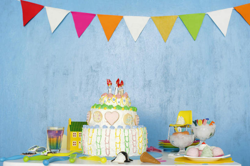 点心,无人,横图,室内,特写,白天,正面,爱情,餐桌,桌子,杯子,餐具,旗帜,蜡烛,吊挂,悬挂,阴影,爱心,反射,光线,叉子,刀叉,刀子,高脚杯,火焰,影子,烛光,墙,食品,红酒杯,浪漫,燃烧,挂,文化,旗子,墙壁,墙面,玻璃制品,食物,糕点,蓝色,酒杯,生日蛋糕,点燃,祈祷,温暖,温馨,心形,恩爱,许愿,餐台,纪念,祈求,和睦,葡萄酒杯,餐刀,餐叉,旌旗,旗号,平安,心型,玻璃杯,进餐用具,彩图,融洽,蛋糕