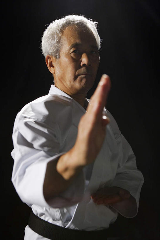 东方人,一个人,站,举,竖图,室内,白天,正面,锻炼,运动,武术,亚洲,仅一个男性,仅一个人,阴影,黑色背景,服装,反射,影子,注视,黄种人,衣服,白色,观察,看,托,站着,仅一个老年男性,摄影,服饰,影棚,观看,察看,衣着,穿着,关注,搏击,空手道,衣饰,体育,老年男性,男人,男性,亚洲人,举起,举手,举着,向上举,向上伸,向上托,站立,半身,彩图,影棚拍摄,健身,拍摄,空手,唐手,武道,练功服