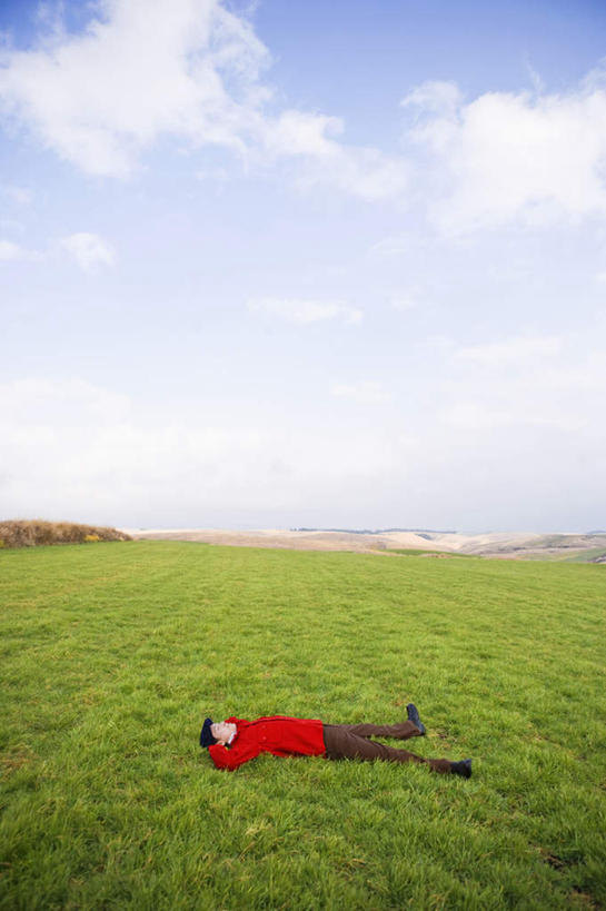 东方人,一个人,躺,闭眼,睡,竖图,俯视,室外,白天,草地,草坪,植物,亚洲,仅一个男性,仅一个人,服装,地平线,云,云朵,辽阔,地面,云彩,休闲装,黄种人,草,仅一个年轻男性,衣服,蓝色,绿色,白云,蓝天,天空,天,休闲,广阔,休闲服,服饰,晴朗,一望无际,延伸,天地相交,无边无际,一马平川,卧着,男人,男性,年轻男性,亚洲人,晴空,闭眼睛,闭着眼,闭着眼睛,困,困觉,寝息,睡觉,躺着,卧,彩图,高角度拍摄,全身