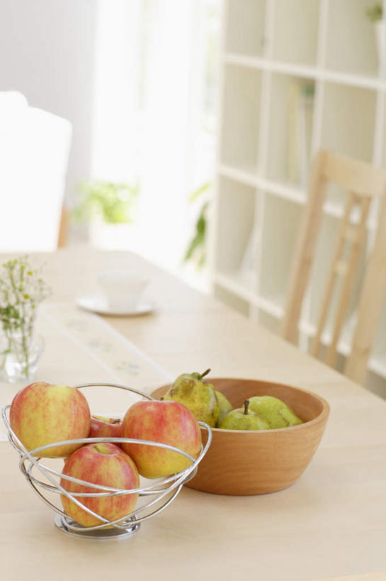 无人,客厅,竖图,室内,白天,正面,餐桌,柜子,桌子,苹果,梨,水果,朦胧,模糊,新鲜,木制,生食,食品,果实,储物柜,食物,木制品,容器,碗,香梨,有机食品,绿色食品,餐台,储藏,起居室,储存,客堂,储备,蕴藏,贮备,生梨,彩图,贮存