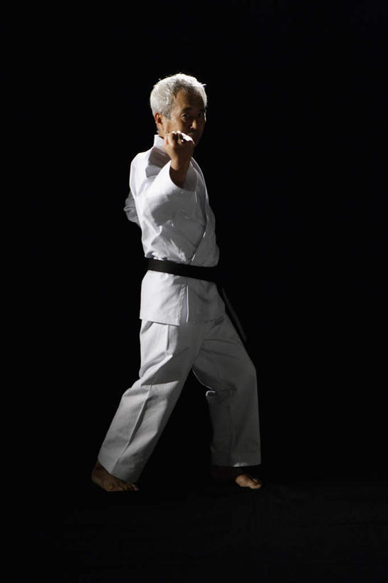 东方人,一个人,站,举,竖图,室内,白天,正面,锻炼,运动,武术,亚洲,仅一个男性,仅一个人,阴影,黑色背景,服装,反射,影子,注视,黄种人,衣服,白色,观察,看,托,站着,仅一个老年男性,摄影,服饰,影棚,观看,察看,衣着,穿着,关注,搏击,空手道,衣饰,体育,老年男性,男人,男性,亚洲人,举起,举手,举着,向上举,向上伸,向上托,站立,彩图,全身,影棚拍摄,健身,拍摄,空手,唐手,武道,练功服