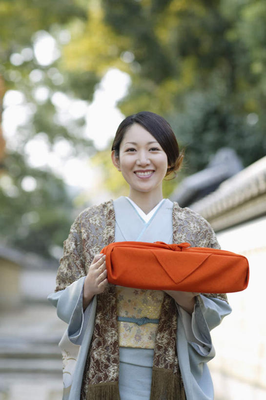 盒饭,东方人,一个人,站,捧,笑,微笑,露齿笑,竖图,室外,白天,正面,民族服装,植物,亚洲,仅一个女性,仅一个人,花纹,和服,朦胧,模糊,便当,布,图案,布纹,注视,黄种人,树,树木,绿色,自然,观察,看,站着,仅一个中年女性,便捷,服饰,生长,成长,观看,布匹,察看,便利,关注,吴服,唐草,唐花,唐锦,快捷,弁当,女人,女性,中年女性,亚洲人,端,端着,捧着,手捧,站立,半身,彩图,传统服装,民俗服