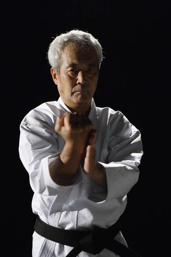 东方人,一个人,站,举,竖图,室内,白天,正面,锻炼,运动,武术,亚洲,仅一个男性,仅一个人,阴影,黑色背景,服装,反射,影子,注视,黄种人,衣服,白色,观察,看,托,站着,仅一个老年男性,摄影,服饰,影棚,观看,察看,衣着,穿着,关注,搏击,空手道,衣饰,体育,老年男性,男人,男性,亚洲人,举起,举手,举着,向上举,向上伸,向上托,站立,半身,彩图,影棚拍摄,健身,拍摄,空手,唐手,武道,练功服