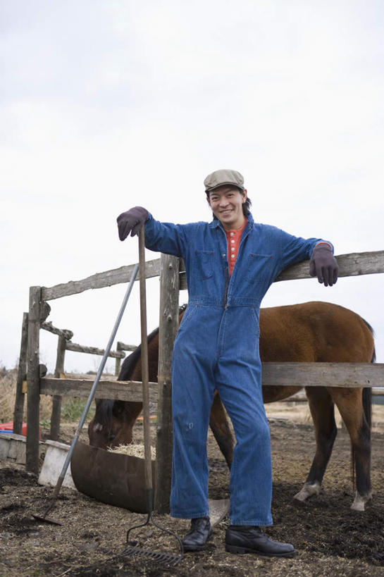 东方人,一个人,农民,栏杆,站,竖图,室外,白天,正面,工作服,制服,美景,马,野生动物,帽子,亚洲,仅一个男性,仅一个人,阴影,光线,影子,栅栏,景观,篱笆,云,云朵,围栏,云彩,注视,黄种人,运动帽,护栏,一匹,仅一个年轻男性,蓝色,白云,蓝天,天空,阳光,自然,动物,天,观察,看,站着,鸭舌帽,景色,搭,运输,牲畜,晴朗,观看,察看,搭着,关注,自然风光,一顶,农人,工作制服,男人,男性,年轻男性,亚洲人,晴空,农夫,站立,彩图,全身,工作套服