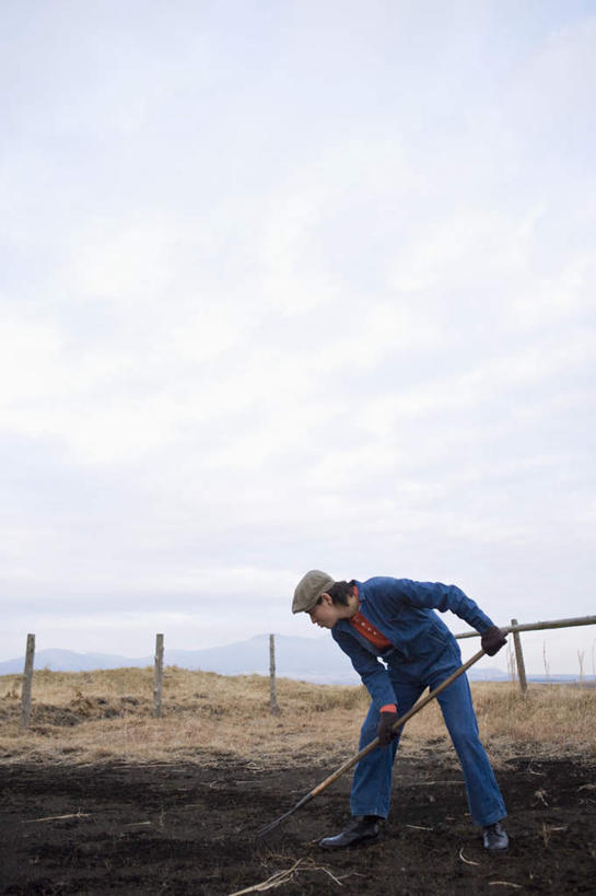 东方人,一个人,农民,栏杆,站,竖图,室外,白天,正面,工作服,制服,植物,帽子,亚洲,仅一个男性,仅一个人,握,阴影,枯萎,光线,影子,耕田,云,云朵,围栏,枯草,云彩,注视,黄种人,运动帽,护栏,草,仅一个年轻男性,黄色,蓝色,白云,蓝天,天空,阳光,天,低头,观察,看,站着,鸭舌帽,握着,晴朗,观看,察看,关注,种田,农具,犁,一顶,农人,耕具,工作制服,男人,男性,年轻男性,亚洲人,晴空,农夫,站立,彩图,全身,工作套服