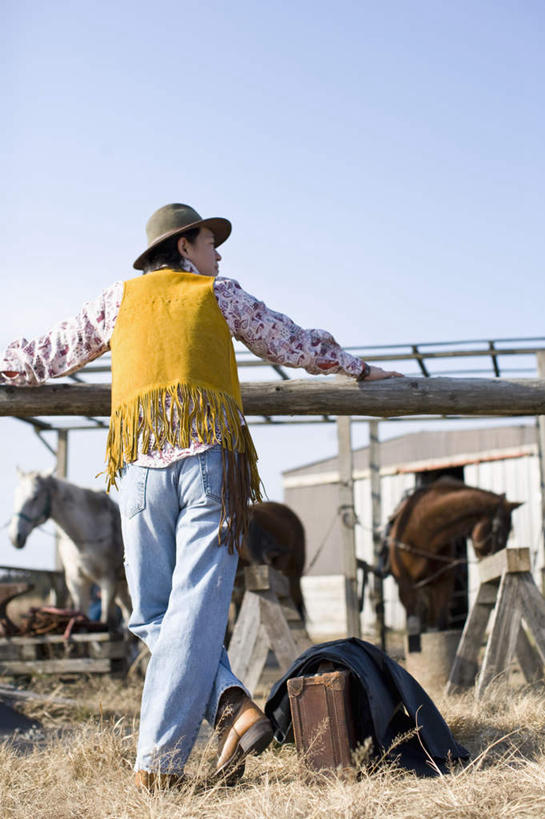 东方人,一个人,农民,农场,站,竖图,室外,白天,畜牧业,牧场,马,野生动物,帽子,亚洲,仅一个男性,仅一个人,阴影,服装,光线,影子,注视,休闲装,黄种人,仅一个年轻男性,背面,衣服,蓝色,蓝天,天空,阳光,动物,天,观察,看,站着,休闲,休闲服,牛仔帽,搭,运输,服饰,牲畜,晴朗,观看,察看,两匹,搭着,关注,畜牧,万里无云,牧业,一顶,农人,男人,男性,年轻男性,亚洲人,晴空,晴空万里,农夫,站立,彩图,全身