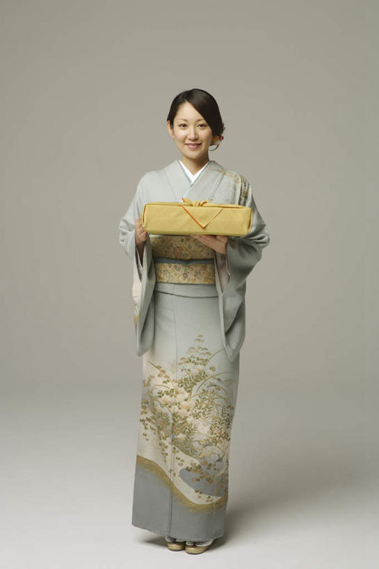 东方人,一个人,站,捧,笑,微笑,露齿笑,竖图,室内,白天,正面,民族服装,亚洲,仅一个女性,仅一个人,阴影,灰色背景,和服,反射,影子,注视,黄种人,容器,观察,看,站着,仅一个中年女性,摄影,服饰,影棚,观看,储藏,察看,储存,关注,包袱,吴服,唐草,唐花,唐锦,女人,女性,中年女性,亚洲人,端,端着,捧着,手捧,站立,彩图,全身,影棚拍摄,传统服装,民俗服,拍摄,贮存