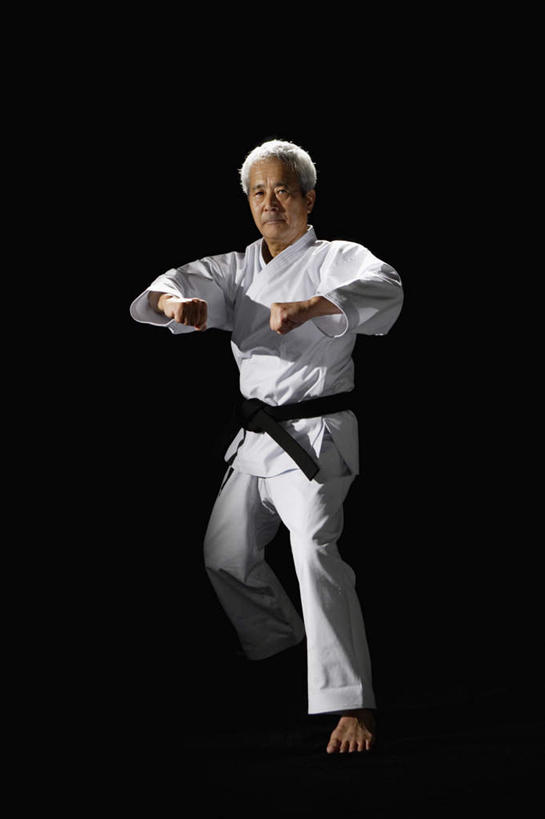 东方人,拳,一个人,站,竖图,室内,白天,正面,锻炼,运动,武术,亚洲,仅一个男性,仅一个人,阴影,黑色背景,服装,反射,影子,注视,黄种人,光脚,衣服,白色,观察,看,站着,仅一个老年男性,赤脚,摄影,服饰,影棚,观看,察看,衣着,穿着,关注,搏击,空手道,衣饰,体育,老年男性,男人,男性,亚洲人,拳头,站立,彩图,全身,影棚拍摄,健身,拍摄,空手,唐手,武道,练功服