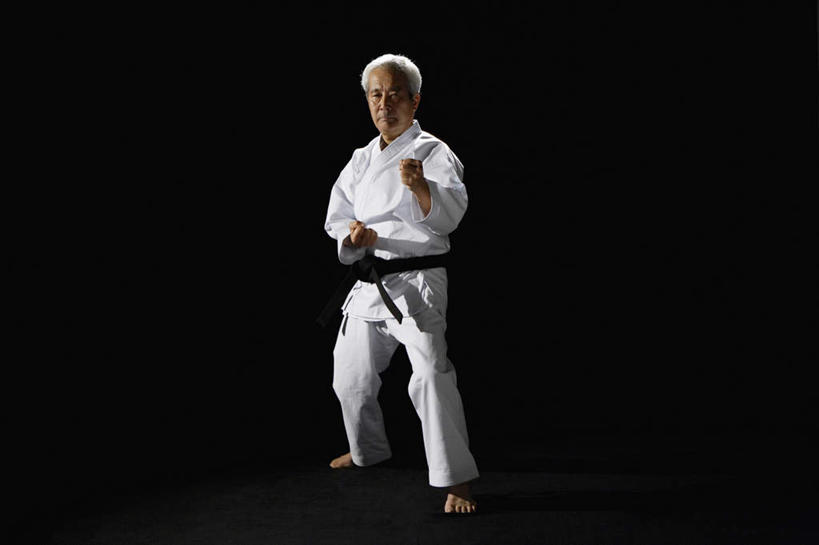 东方人,拳,一个人,站,横图,室内,白天,正面,锻炼,运动,武术,亚洲,仅一个男性,仅一个人,握,阴影,黑色背景,服装,反射,影子,注视,黄种人,光脚,衣服,白色,观察,看,站着,仅一个老年男性,赤脚,握着,摄影,服饰,影棚,观看,察看,衣着,穿着,关注,搏击,空手道,衣饰,体育,老年男性,男人,男性,亚洲人,拳头,站立,彩图,全身,影棚拍摄,健身,拍摄,空手,唐手,武道,练功服