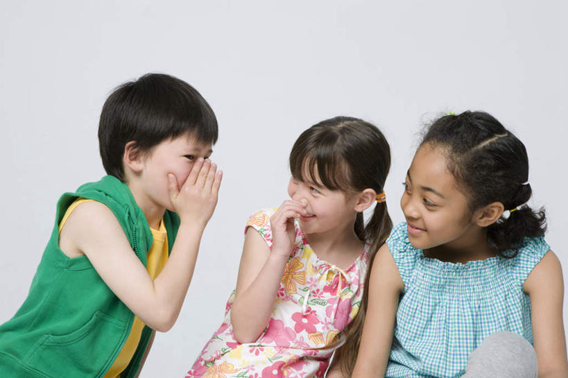 东方人,儿童,三个人,坐,说,横图,室内,白天,正面,讨论,纯洁,亚洲,阴影,灰色背景,服装,反射,影子,注视,休闲装,黄种人,小孩,衣服,观察,看,休闲,休闲服,可爱,童年,童趣,摄影,服饰,影棚,观看,察看,关注,私语,密语,耳语,童真,烂漫,无邪,交流,天真,男孩,男人,男性,女孩,女人,女性,亚洲人,沟通,讲话,交谈,商讨,说话,谈话,坐着,半身,彩图,影棚拍摄,拍摄,男生,女生