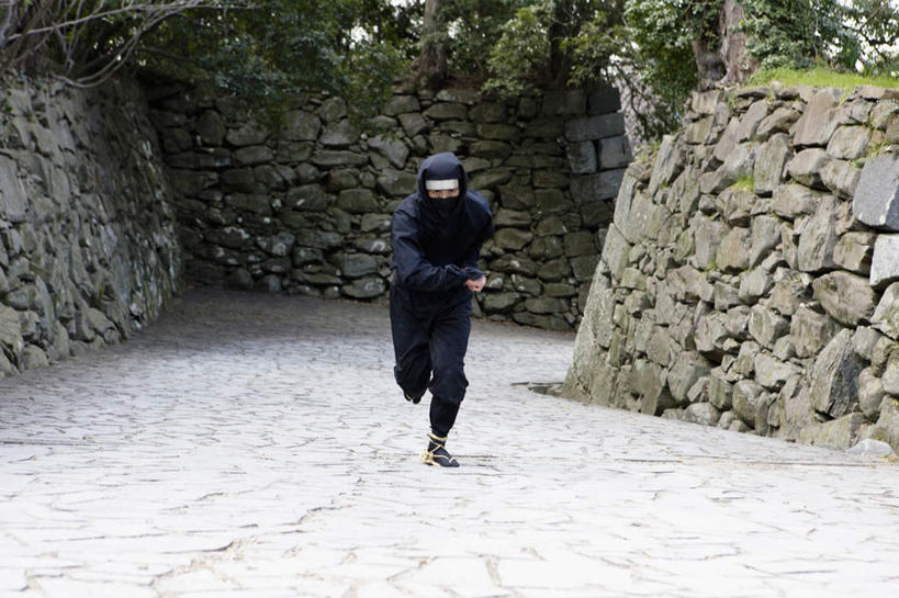 东方人,一个人,跑,横图,室外,白天,正面,民族服装,石头,植物,亚洲,仅一个男性,仅一个人,阴影,光线,石子,影子,墙,注视,黄种人,墙壁,墙面,树,树木,仅一个年轻男性,绿色,阳光,自然,观察,看,生长,成长,观看,察看,关注,间谍,忍者,护额,杀手,男人,男性,年轻男性,亚洲人,石块,岩石,跑步,彩图,全身,传统服装,民俗服