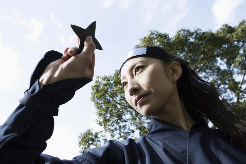 东方人,手,一个人,站,横图,室外,特写,白天,仰视,民族服装,成功,胜利,亚洲,仅一个年轻女性,仅一个女性,仅一个人,束发带,飞镖,注视,黄种人,观察,看,站着,手部,观看,单手,靶心,察看,关注,瞄准,间谍,忍者,护额,镖针,飞镖运动,杀手,年轻女性,女人,女性,亚洲人,抛,扔,站立,半身,彩图,低角度拍摄,传统服装,民俗服