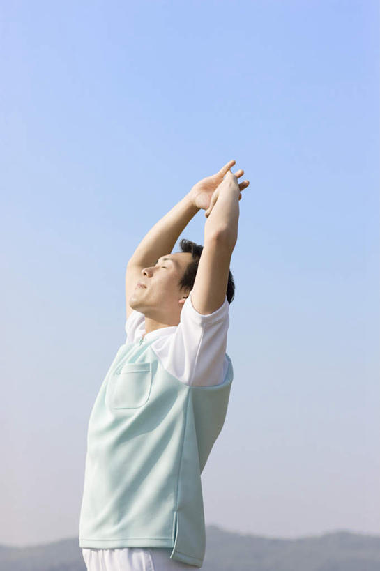 东方人,一个人,护士,站,伸展双臂,竖图,室外,白天,侧面,工作服,制服,亚洲,仅一个男性,仅一个人,伸展,阴影,光线,影子,注视,黄种人,伸懒腰,仅一个年轻男性,蓝色,蓝天,天空,阳光,天,观察,看,站着,放松,晴朗,观看,察看,白衣天使,关注,惬意,万里无云,懒腰,工作制服,男人,男性,年轻男性,亚洲人,晴空,晴空万里,敞开双臂,伸开双臂,展开双肩,站立,张开手臂,张开双臂,半身,彩图,工作套服,慵懒