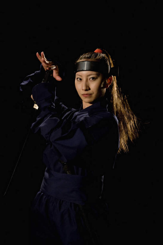 东方人,一个人,站,举,竖图,室内,白天,正面,民族服装,亚洲,仅一个年轻女性,仅一个女性,仅一个人,阴影,黑色背景,反射,影子,注视,黄种人,观察,看,托,站着,摄影,影棚,观看,察看,关注,间谍,忍者,护额,杀手,年轻女性,女人,女性,亚洲人,举起,举手,举着,向上举,向上伸,向上托,站立,半身,彩图,影棚拍摄,传统服装,民俗服,拍摄