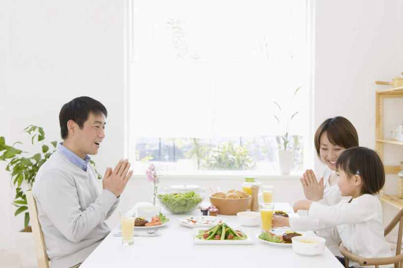 果汁,东方人,儿童,中年人,三个人,家庭,夫妻,母亲,父亲,女儿,坐,横图,室内,白天,侧面,爱情,烹饪,西餐,纯洁,植物,餐桌,窗户,桌子,柑橘,蔬菜,椅子,玻璃,亚洲,服装,新鲜,盆栽,木椅,墙,生食,蔬菜沙拉,汉堡,沙拉,橙汁,料理,食品,盆景,饮品,浪漫,祝福,注视,休闲装,黄种人,色拉,沙律,菜肴,美食,玻璃窗,相视,墙壁,墙面,玻璃制品,食物,饮料,虔诚,小孩,衣服,绿色,自然,容器,碗,快餐,观察,看,祈祷,双手合十,休闲,温暖,温馨,父女,母女,三口之家,一家人,面对面,休闲服,恩爱,父爱,可爱,母爱,童年,童趣,西式,恋人,服饰,佳肴,有机食品,绿色食品,生长,成长,餐台,观看,色拉酱,储藏,对视,和睦,察看,互视,储存,关注,可口,感谢,千岛酱,相对,合掌,童真,西式快餐,垃圾食品,烂漫,无邪,相看,合十礼,合掌礼,合十,莲华合掌,感恩,适口,天真,男人,男性,女孩,女人,女性,中年男性,中年女性,亚洲人,孩子,夫妇,情侣,橘子,桔子,橙子,橙,坐着,半身,彩图,伴侣,融洽,贮存,女生