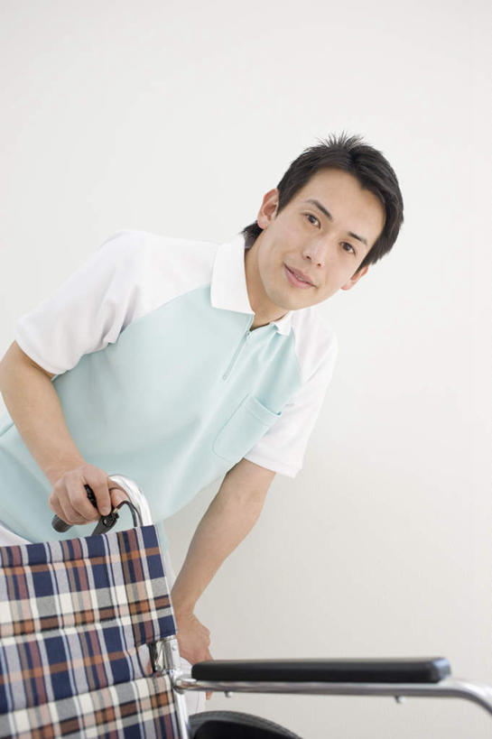 东方人,一个人,站,竖图,室内,白天,正面,亚洲,仅一个男性,仅一个人,一把,弯腰,服装,工具,注视,休闲装,黄种人,仅一个年轻男性,衣服,轮椅,扶,复健,观察,看,站着,护工,休闲,康复,休闲服,器械,护理,服饰,观看,照顾,察看,医疗设备,扶着,关注,医疗器械,医疗工具,护理工,弯身,照看,护理员,辅助设备,男人,男性,年轻男性,亚洲人,站立,半身,彩图