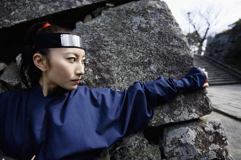 东方人,一个人,站,横图,室外,白天,正面,民族服装,石头,植物,亚洲,仅一个年轻女性,仅一个女性,仅一个人,握,服装,石子,墙,扭头,注视,黄种人,墙壁,墙面,树,树木,衣服,蓝色,绿色,自然,观察,看,靠,靠着,倚靠,站着,转头,握着,服饰,生长,成长,观看,察看,倚着,衣着,穿着,关注,间谍,忍者,衣饰,杀手,年轻女性,女人,女性,亚洲人,石块,岩石,站立,半身,彩图,传统服装,民俗服