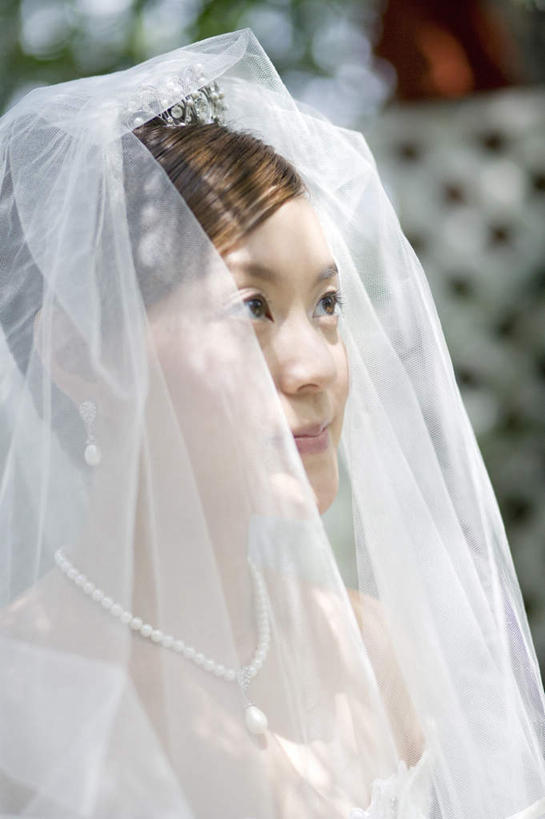 东方人,脸,头,脸颊,一个人,新娘,站,笑,微笑,竖图,室外,特写,白天,侧面,婚纱,婚礼,快乐,项链,亚洲,仅一个年轻女性,仅一个女性,仅一个人,阴影,头纱,朦胧,模糊,庆祝,光线,影子,结婚,注视,黄种人,肩膀,装饰品,阳光,饰品,首饰,观察,看,站着,喜庆,观看,纪念,察看,关注,年轻女性,女人,女性,亚洲人,头部,脸部,脸蛋,面部,站立,半身,彩图,婚礼服,礼服,高兴,婚礼头纱