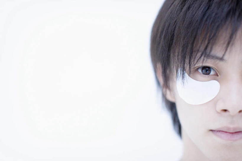 东方人,脸,头,脸颊,一个人,横图,室内,特写,白天,正面,化妆,美容,亚洲,仅一个男性,仅一个人,一片,护肤,美白,注视,黄种人,仅一个年轻男性,化妆品,观察,看,清洁,保养,享受,休闲,面膜,放松,去角质,保健,观看,保湿,察看,滋润,眼膜,护肤品,化妆用品,关注,去死皮,护肤用品,舒缓,养颜,片状,片状面膜,去污,控油,紧肤,嫩肤,祛痘,去痘,祛角质,抗衰,再生,增白,补水,祛斑,抗皱,防皱,除皱,去皱,男人,男性,年轻男性,亚洲人,头部,脸部,脸蛋,面部,半身,彩图