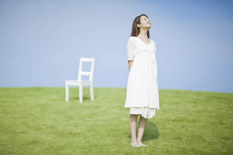 东方人,一个人,站,闭眼,横图,室外,白天,正面,裙子,草地,草坪,植物,椅子,亚洲,仅一个年轻女性,仅一个女性,仅一个人,一把,阴影,连衣裙,光线,影子,木椅,地平线,辽阔,地面,黄种人,草,蓝色,绿色,白色,蓝天,天空,阳光,天,站着,广阔,晴朗,一望无际,延伸,背手,万里无云,天地相交,无边无际,一马平川,年轻女性,女人,女性,亚洲人,晴空,晴空万里,闭眼睛,闭着眼,闭着眼睛,抬头,仰头,站立,彩图,全身