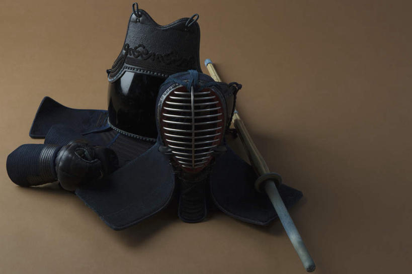 无人,横图,俯视,室内,特写,白天,安全,竞争,静物,帽子,对抗,阴影,冲突,反射,盔甲,头盔,武士刀,影子,刀具,防护,破坏,安全帽,刀,武器,战争,摄影,影棚,保护,损坏,攻击,威胁,对立,矛盾,兵器,保险,防御,日本刀,铠甲,敌对,挫败,斗争,抗拒,抗衡,冷兵器,凶器,杀伤,威慑,东洋刀,东瀛刀,日本武士刀,防具,防卫,平安,危险,彩图,高角度拍摄,影棚拍摄,拍摄,甲胄