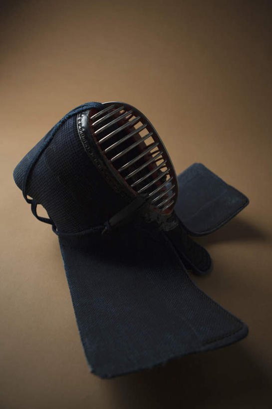 无人,竖图,俯视,室内,特写,白天,静物,帽子,阴影,反射,盔甲,头盔,影子,一个,黑色,安全帽,摄影,影棚,单个,彩图,高角度拍摄,影棚拍摄,拍摄