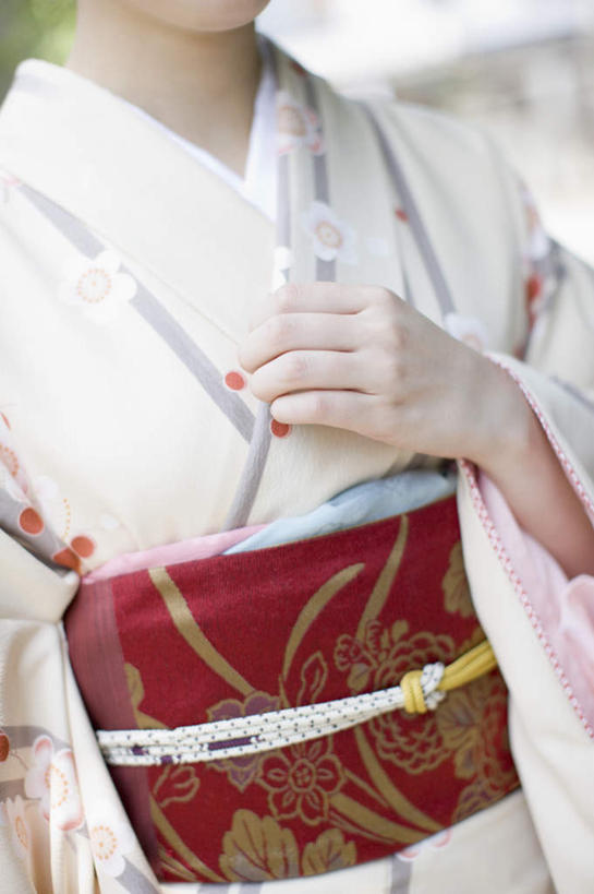 东方人,手,一个人,站,摸,竖图,室外,白天,正面,民族服装,亚洲,仅一个年轻女性,仅一个女性,仅一个人,抚摸,和服,朦胧,模糊,黄种人,站着,手部,想,服饰,吴服,唐草,唐花,唐锦,年轻女性,女人,女性,亚洲人,触摸,接触,站立,半身,彩图,传统服装,民俗服