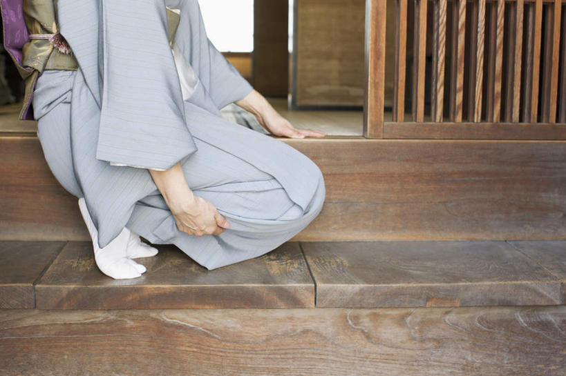 东方人,一个人,栏杆,蹲,横图,室内,白天,侧面,民族服装,亚洲,仅一个女性,仅一个人,和服,围栏,黄种人,护栏,扶,仅一个中年女性,服饰,扶着,吴服,唐草,唐花,唐锦,女人,女性,中年女性,亚洲人,蹲着,半身,彩图,传统服装,民俗服