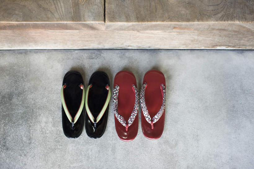 无人,横图,俯视,室内,特写,白天,静物,鞋子,一排,整齐,两双,木屐,排列,红色,黑色,队列,木鞋,彩图,高角度拍摄,人字拖,人字拖鞋