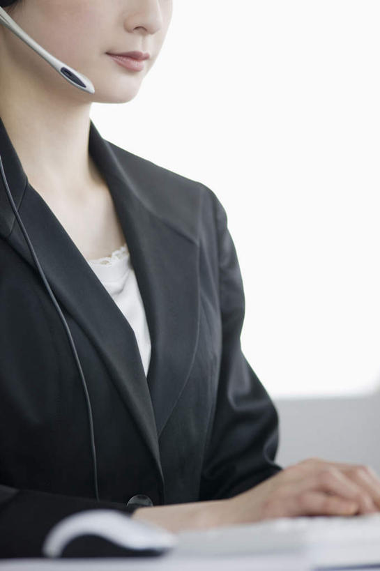 东方人,一个人,商务人士,商务女性,坐,竖图,室内,白天,正面,通讯,客服,键盘,亚洲,仅一个年轻女性,仅一个女性,仅一个人,敲打,套装,信息,话务员,黄种人,输入,输入设备,通讯设备,耳机,耳麦,话筒,打字,服务,通信,点击,协调,敲击,麦克风,头戴式耳麦,销售,通信设备,商务装,工薪阶层,客服人员,电话销售,接待员,按键,年轻女性,女人,女性,亚洲人,白领,接线员,上班族,坐着,半身,彩图,头戴式耳机