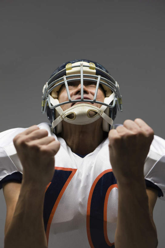 东方人,一个人,运动员,举,竖图,室内,白天,仰视,运动服,帽子,亚洲,仅一个男性,仅一个人,仅一个中年男性,握,灰色背景,服装,标志,数字,头盔,文字,字符,注视,黄种人,鼓励,标识,衣服,安全帽,观察,加油,看,手势,托,握拳,打气,握着,摄影,阿拉伯数字,服饰,影棚,观看,察看,衣着,穿着,关注,鼓舞,衣饰,男人,男性,中年男性,亚洲人,体育运动员,运动选手,举起,举手,举着,向上举,向上伸,向上托,彩图,低角度拍摄,全身,影棚拍摄,拍摄,运动装