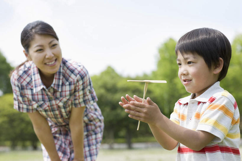 东方人,儿童,两个人,家庭,母亲,儿子,站,笑,微笑,露齿笑,横图,室外,白天,正面,游戏,纯洁,植物,玩具,亚洲,弯腰,握,阴影,服装,朦胧,模糊,光线,影子,拿,玩,拿着,注视,休闲装,黄种人,娱乐,树,树木,小孩,衣服,蓝色,绿色,蓝天,天空,阳光,自然,天,观察,看,站着,休闲,温暖,温馨,母子,一家人,休闲服,可爱,母爱,童年,童趣,益智,握着,服饰,生长,晴朗,成长,观看,活动,和睦,飞行器,察看,发泄,关注,消遣,智力,童真,烂漫,无邪,竹蜻蜓,万里无云,宣泄,弯身,天真,男孩,年轻女性,女人,女性,亚洲人,孩子,年轻人,晴空,晴空万里,玩耍,嬉戏,站立,半身,彩图,融洽,男生