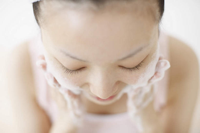 东方人,脸,头,脸颊,手,一个人,闭眼,横图,室内,特写,白天,正面,化妆,美容,亚洲,双手,仅一个年轻女性,仅一个女性,仅一个人,擦,抚摸,护肤,朦胧,模糊,美白,黄种人,清洁,保养,享受,休闲,手部,放松,去角质,擦拭,保健,洁面乳,保湿,滋润,护肤品,洗面奶,去死皮,护肤用品,舒缓,养颜,去污,控油,紧肤,嫩肤,祛痘,去痘,祛角质,抗衰,再生,增白,补水,祛斑,抗皱,防皱,除皱,去皱,揩擦,拭,年轻女性,女人,女性,亚洲人,头部,脸部,脸蛋,面部,闭眼睛,闭着眼,闭着眼睛,半身,彩图,轻抚