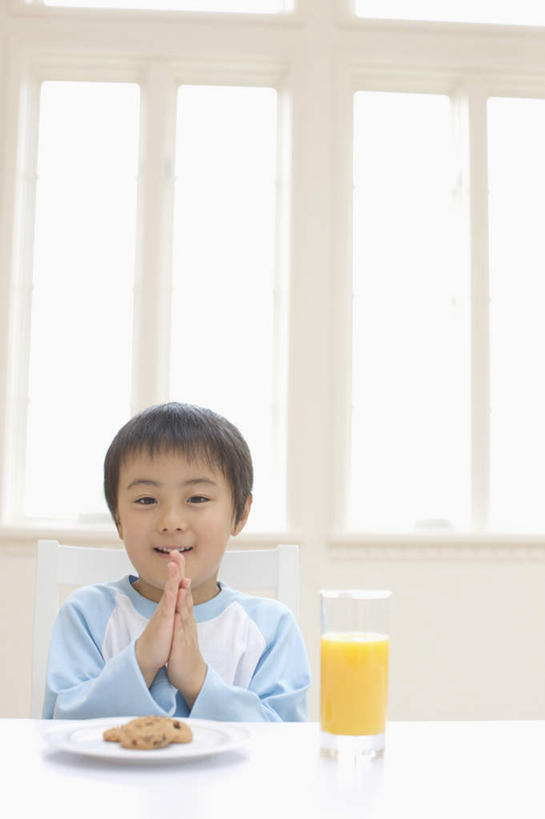 点心,面包,果汁,东方人,儿童,一个人,坐,笑,微笑,露齿笑,竖图,室内,白天,正面,纯洁,窗户,柑橘,杯子,餐具,亚洲,仅一个男性,仅一个人,一本,服装,碟子,盘,橙汁,食品,面点,饮品,祝福,注视,休闲装,黄种人,玻璃窗,玻璃制品,食物,糕点,饮料,虔诚,小孩,衣服,盘子,水杯,碟,观察,看,祈祷,双手合十,仅一个小孩,休闲,休闲服,可爱,童年,童趣,服饰,观看,察看,关注,可口,感谢,合掌,童真,烂漫,无邪,合十礼,合掌礼,合十,莲华合掌,感恩,适口,天真,男孩,男人,男性,亚洲人,孩子,玻璃杯,橘子,桔子,橙子,橙,坐着,半身,彩图,男生