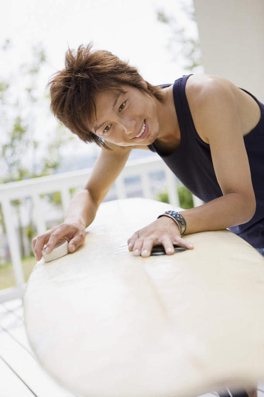 东方人,一个人,栏杆,站,笑,微笑,露齿笑,竖图,室内,白天,侧面,窗户,亚洲,仅一个男性,仅一个人,弯腰,服装,朦胧,模糊,背心,冲浪板,墙,围栏,扭头,注视,黄种人,运动器械,护栏,玻璃窗,墙壁,墙面,仅一个年轻男性,一个,衣服,黑色,观察,看,站着,转头,健身器械,服饰,单个,观看,修理,察看,衣着,穿着,关注,健身器材,弯身,衣饰,补缀,修缮,冲浪装备,男人,男性,年轻男性,亚洲人,站立,半身,彩图,运动器材