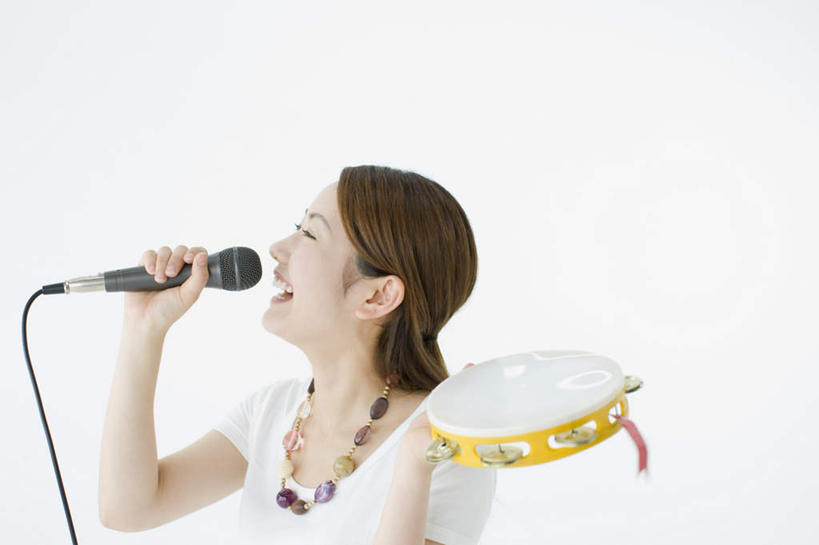 东方人,一个人,站,笑,微笑,露齿笑,横图,俯视,室内,白天,白色背景,项链,亚洲,仅一个年轻女性,仅一个女性,仅一个人,握,服装,乐器,铃鼓,音乐,拿,拿着,注视,休闲装,黄种人,装饰品,衣服,话筒,饰品,首饰,观察,看,站着,休闲,休闲服,握着,唱歌,摄影,服饰,影棚,观看,打击乐器,手鼓,察看,麦克风,关注,扩音器,演唱,传声器,歌唱,微音器,年轻女性,女人,女性,亚洲人,站立,半身,彩图,高角度拍摄,影棚拍摄,拍摄
